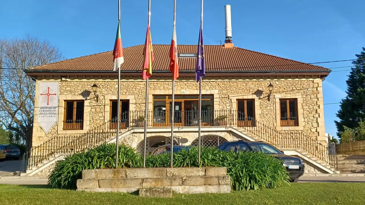 Ayuntamiento de Ribamont&aacute;n al Mar con las banderas a media asta. / Ayto.
