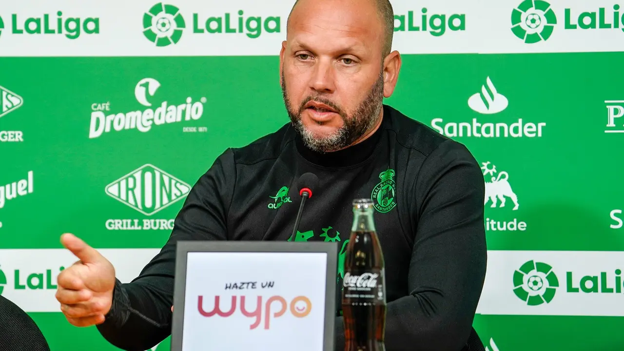El entrenador del Racing, Jos&eacute; Alberto, durante una rueda de prensa. / RRC