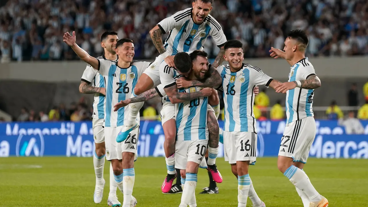 Lionel Messi celebra un gol con sus compa&ntilde;eros en la selecci&oacute;n argentina, en un amistoso ante Panam&aacute;. / Gustavo Ortiz