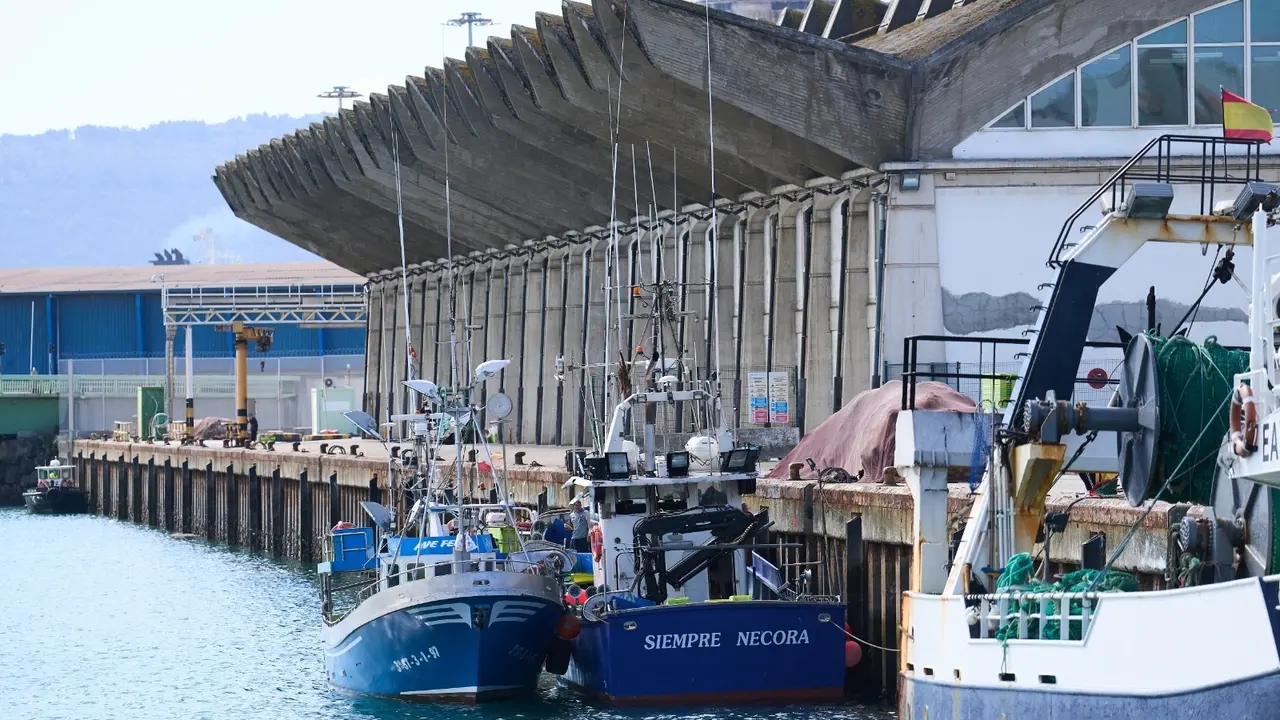 El pesquero 'Siempore N&eacute;cora' atracado en Santander tras participar en el rescate del 'Vilaboa Uno'. / JUANMA SERRANO
