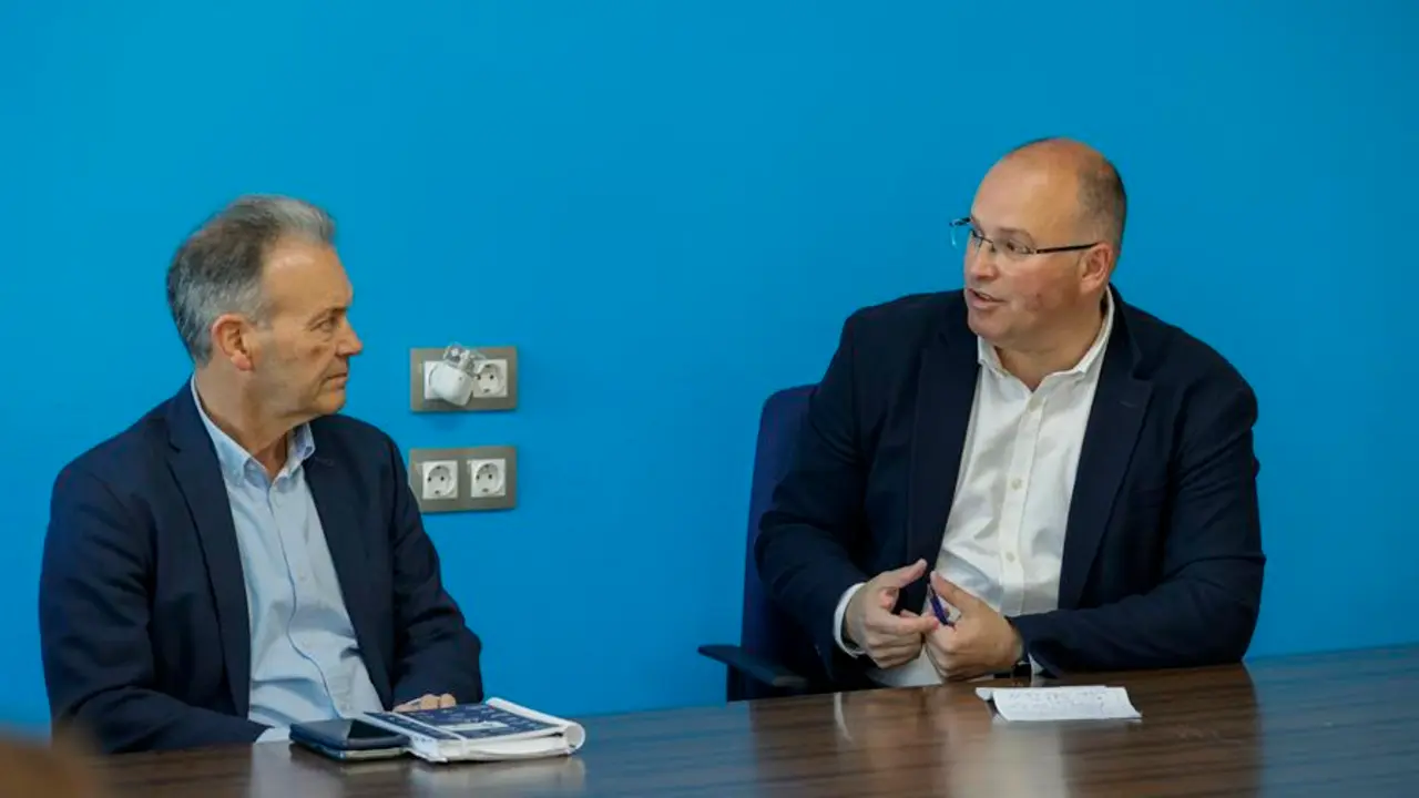 El vicesecretario de organizaci&oacute;n del Partido Popular Miguel Tellado (d), se re&uacute;ne con el comit&eacute; de campa&ntilde;a del PP local de Nar&oacute;n y con el candidato a la alcald&iacute;a de Nar&oacute;n Germ&aacute;n Castrill&oacute;n (i). EFE / Kiko Delgado