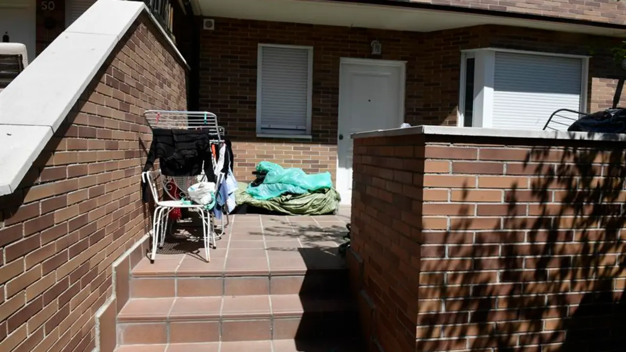 Vista de la vivienda del n&uacute;mero 48 de la calle Clara Campoamor en Colmenar Viejo, en el que la pareja de esta localidad madrile&ntilde;a fue detenida por el presunto maltrato de sus ocho hijos menores de edad. EFE / V&iacute;ctor Lerena