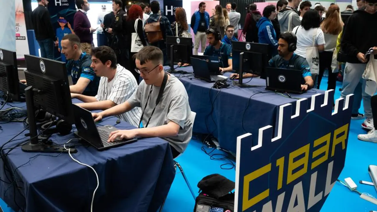 Varias personas asisten al Metaverso Pro Day, el evento tecnol&oacute;gico dedicado al metaverso, web3, realidad virtual y realidad aumentada, el pasado marzo en Madrid. EFE/ Fernando Villar