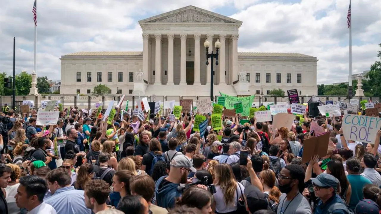 Personas a favor y en contra del derecho al aborto se manifiestan frente al Tribunal Supremo de Estados Unidos, en Washington, en una fotograf&iacute;a de archivo. EFE / Shawn Thew