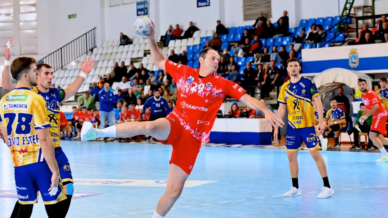 Un jugador del Sinf&iacute;n. / Trapero Sport