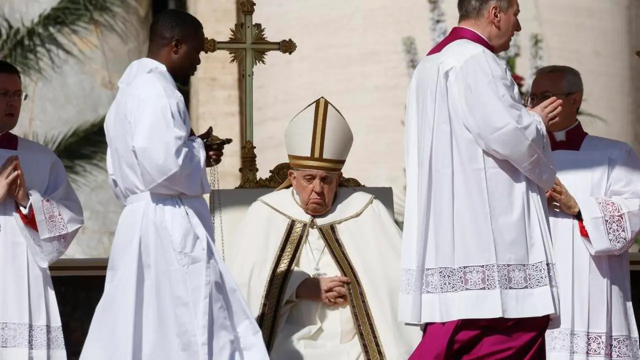 El papa Francisco durante la celebraci&oacute;n del Domingo de Resurrecci&oacute;n en el Vaticano. EFE / FABIO FRUSTACI
