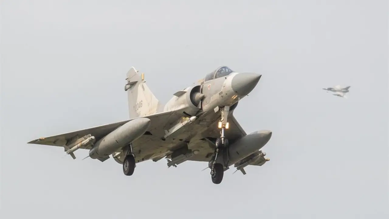 Un Mirage 2000 de las fuerzas a&eacute;reas de Taiwanen vuelo de reconocimiento en el segundo d&iacute;a de maniobras militares del Ej&eacute;rcito chino en torno a la isla. EFE / RITCHIE B. TONGO