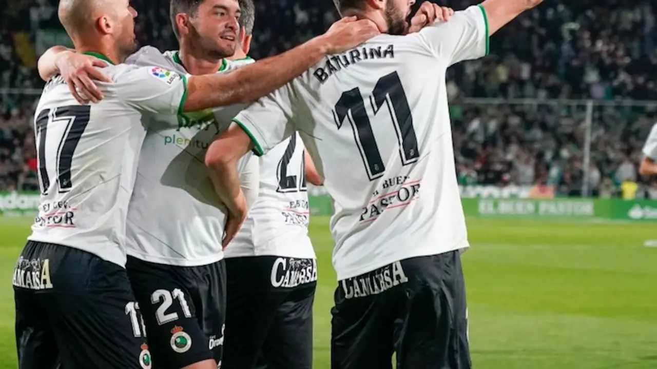 Jugadores del Racing celebrando uno de los goles. / LA LIGA