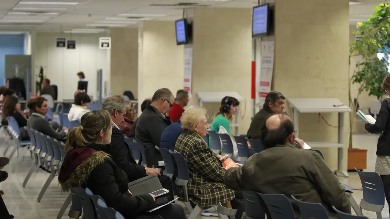 Varias personas esperan para presentar su declaraci&oacute;n de la renta. / Alerta
