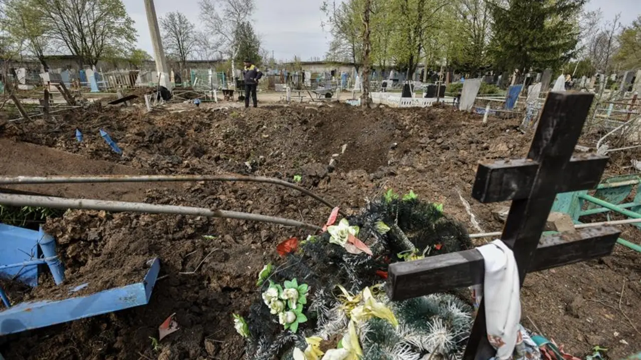 Imagen del cementerio ucraniano de Kramatorsk despu&eacute;s de haber sido bombardeado este martes por fuerzas rusas.EFE/EPA/OLEG PETRASYUK