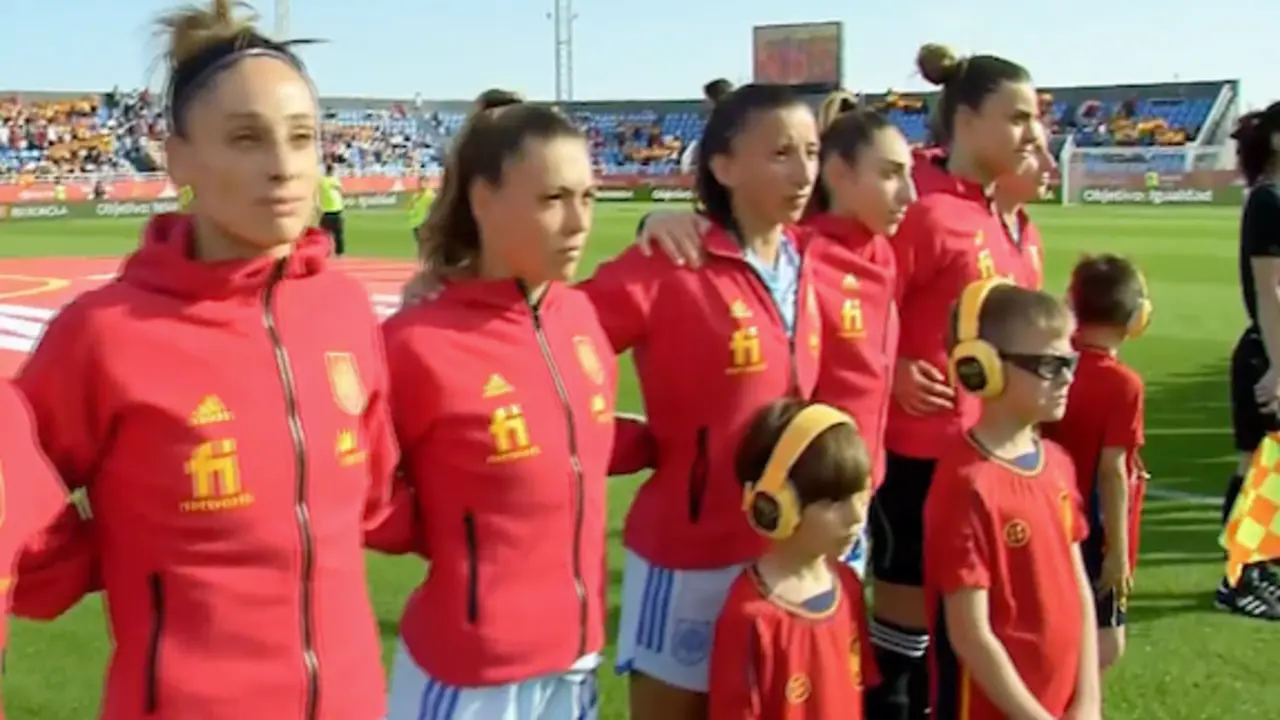 as jugadoras de la selecci&oacute;n espa&ntilde;ola femenina escucharon el himno de Espa&ntilde;a con los ni&ntilde;os y ni&ntilde;as que sufren autismo y que estuvieron en el Palco 0 del amistoso ante la selecci&oacute;n de China.