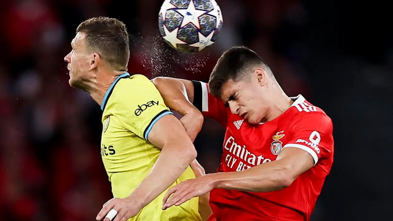 Antonio Silva (d), del Benfica, disputa el bal&oacute;n con Edin Dzeko, del Inter de Mil&aacute;n, durante el partido de ida de cuartos de final de la Liga de Campeones de la UEFA entre el SL Benfica y el Inter de Mil&aacute;n disputado en el estadio Luz de Lisboa, Portugal, el 11 de abril de 2023. (Liga de Campeones, Lisboa) EFE/EPA/JOSE SENA GOULAO