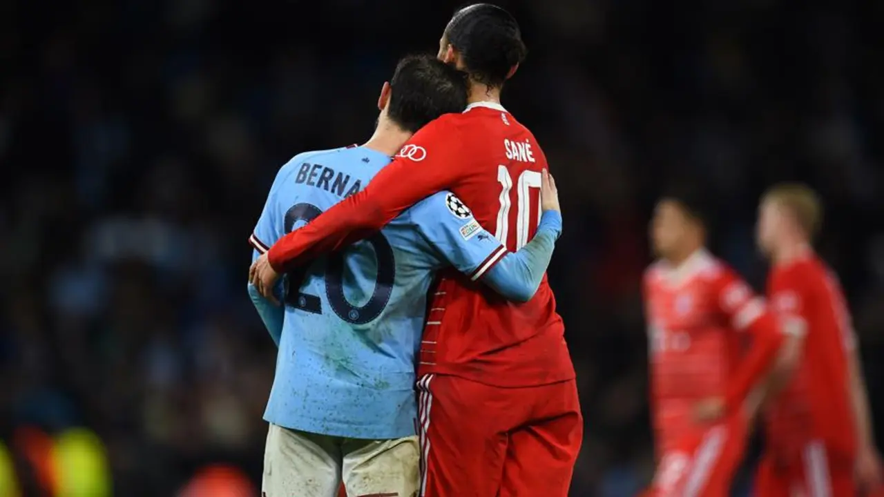 Bernardo Silva, del Manchester City, abraza a Leroy Sane, del Bayern de M&uacute;nich, tras el partido de ida de cuartos de final de la Liga de Campeones de la UEFA entre el Manchester City y el Bayern de M&uacute;nich en M&aacute;nchester, Gran Breta&ntilde;a, 11 de abril de 2023. (Liga de Campeones, Reino Unido) EFE/EPA/PETER POWELL