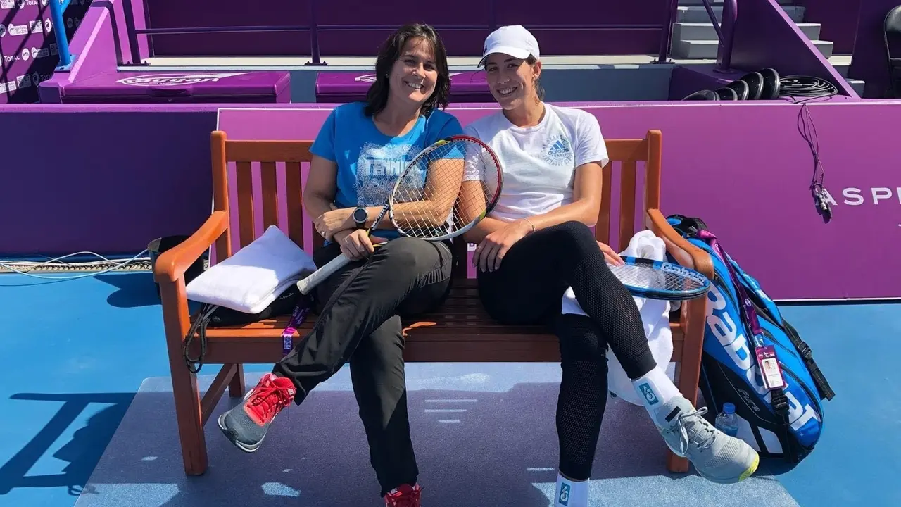 La tenista espa&ntilde;ola Garbi&ntilde;e Muguruza (D) y la extenista Conchita Mart&iacute;nez (I). / EP