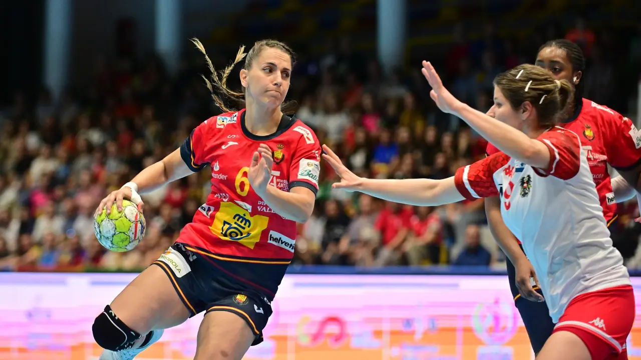 Una de las jugadoras de la Selecci&oacute;n Espa&ntilde;ola de Balonmano. / RFEBM