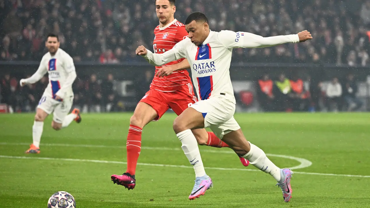 Kylian Mbapp&eacute; intenta escaparse de Leon Goretzka en el Bayern-PSG de la Liga de Campeones 20222-2023. / Sven Hoppe