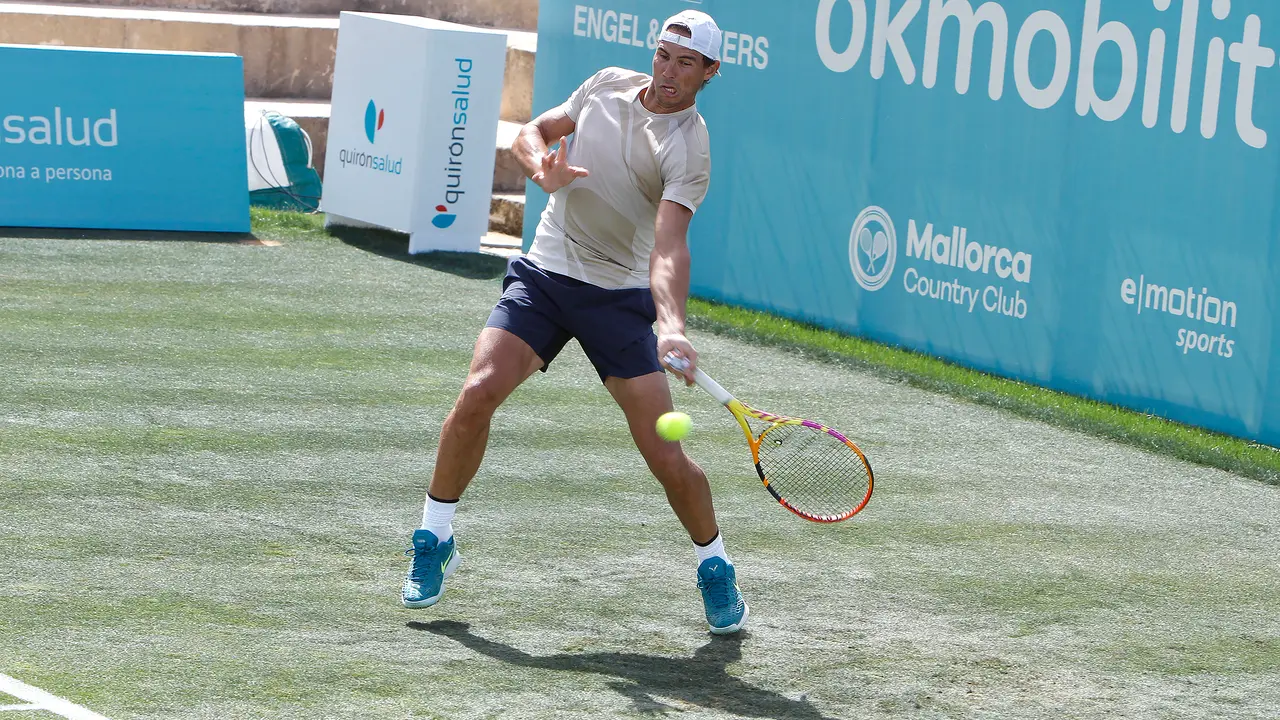 El tenista Rafael Nadal durante un entrenamiento abierto. / Isaac Buj