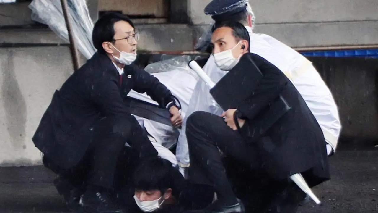 Agentes de polic&iacute;a arrestan a un hombre sospechoso de haber arrojado explosivos cuando el primer ministro japon&eacute;s, Fumio Kishida, estaba a punto de pronunciar hoy un discurso en un puerto pesquero en Wakayama, oeste de Jap&oacute;n. EFE
