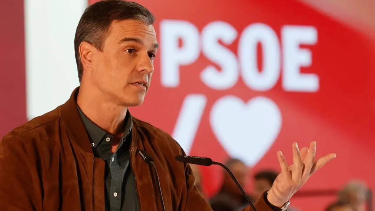 El secretario general del PSOE y presidente del Gobierno, Pedro S&aacute;nchez, interviene en la jornada de clausura de la Conferencia Municipal del PSOE, este domingo en Valencia. EFE/Kai Forsterling