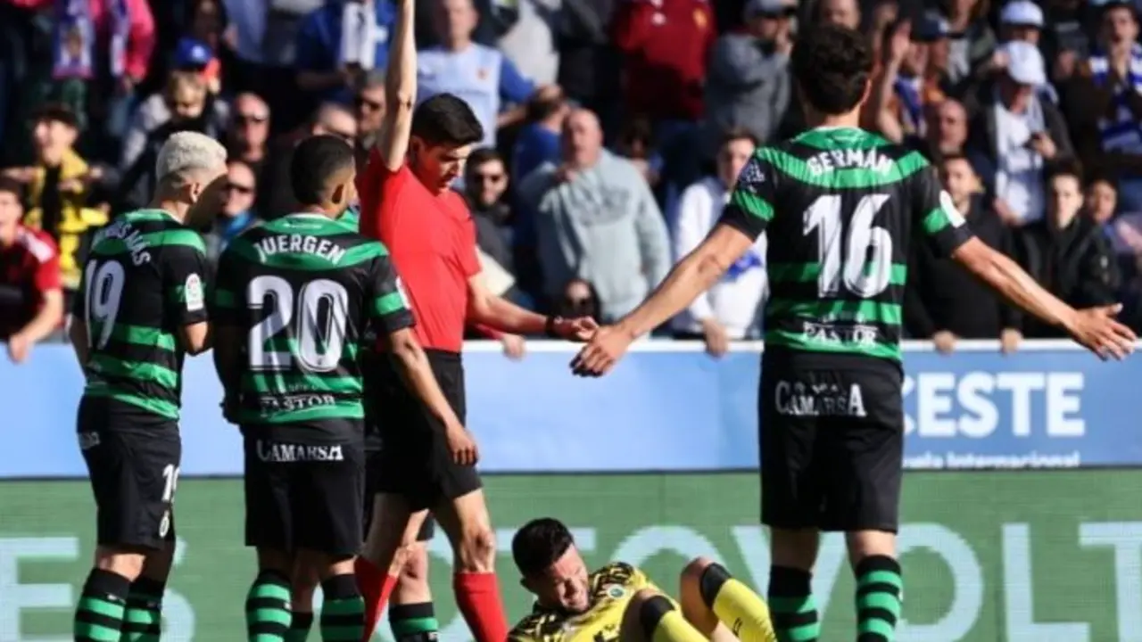 El &aacute;rbitro expulsa a Miquel Parera. / LaLiga