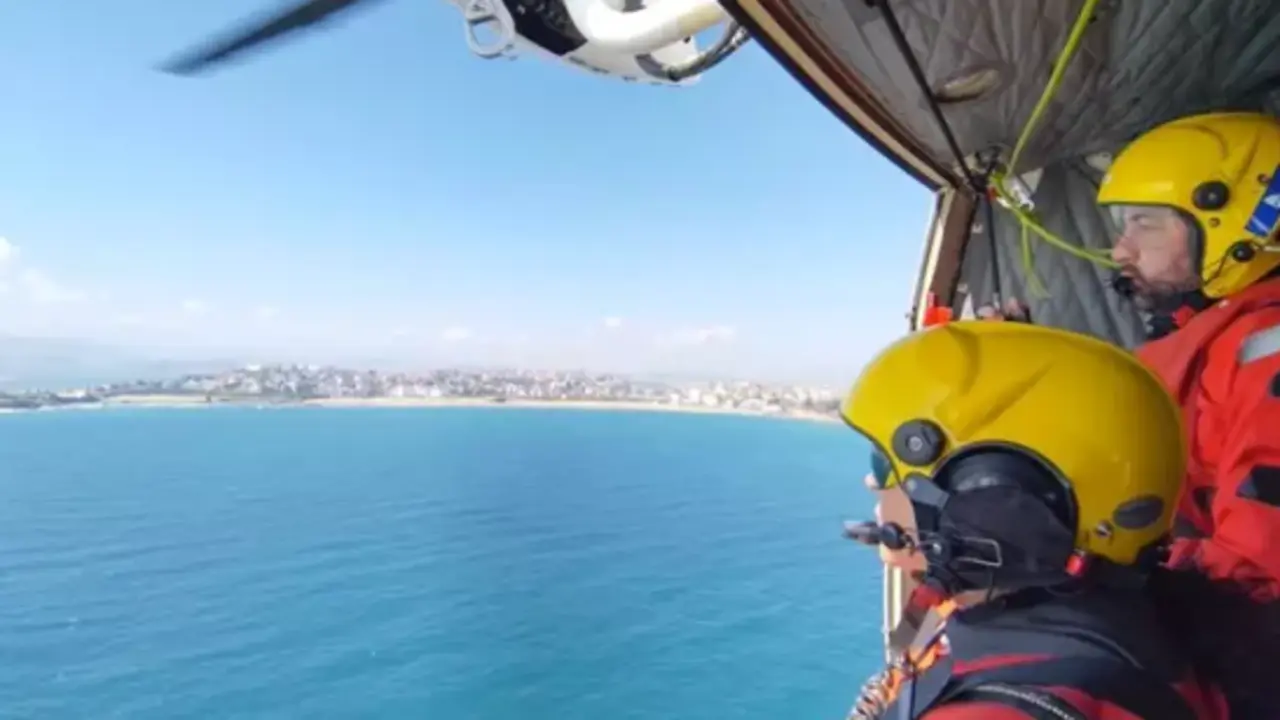 Este martes ha continuado la b&uacute;squeda por mar y por aire del marinero desaparecido en el hundimiento del 'Vilaboa Uno', sin que se hayan producido resultados.

El helic&oacute;ptero del Gobierno de Cantabria y el buque 'Alonso de Chaves' de Salvamento Mar&iacute;timo han regresado a base sin novedad tras realizar esta ma&ntilde;ana un nuevo rastreo en la zona de b&uacute;squeda.

Seg&uacute;n informaci&oacute;n del Centro de Atenci&oacute;n a Emergencias 112 de Cantabria, el rastreo del helic&oacute;ptero se ha realizado a petici&oacute;n de Salvamento Mar&iacute;timo, sobre la zona al norte de Cabo Mayor.

Adem&aacute;s de los medios desplegados en el lugar, se emiten avisos peri&oacute;dicos a los navegantes para que informen de cualquier avistamiento, indica Salvamento.

El marinero desaparecido, de origen peruano, era el maquinista del barco hundido el pasado 3 de abril frente a la costa de Santander, en el que murieron dos tripulantes y otros siete fueron rescatados.

Se trata del &uacute;nico de los diez miembros de la tripulaci&oacute;n que iban a bordo del pesquero que no ha sido localizado.

El 'Vilaboa Uno' se hundi&oacute; a seis millas de la costa de Santander con diez tripulantes a bordo, siete de los cuales fueron rescatados por embarcaciones que estaban en la zona, tras avisar a Salvamento Mar&iacute;timo de que ten&iacute;a una v&iacute;a de agua en el casco, mientras que otros dos fallecieron.

A lo largo de estos d&iacute;as se ha buscado sin resultados al desparecido, con un robot submarino de Salvamento Mar&iacute;timo, que encontr&oacute; el pesquero hundido a unos 120 metros de profundidad, pero no al marinero, y tambi&eacute;n se han realizado tareas por mar y aire. / 112 CANTABRIA