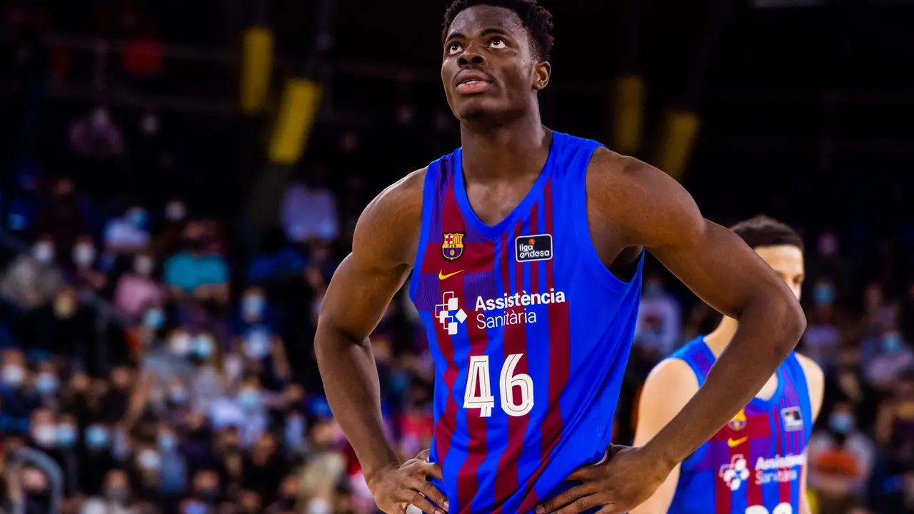 James Nnaji del FC Barcelona en acci&oacute;n durante el partido de la Liga Endesa ACB entre el FC Barcelona y el Coviran Granada en el Palau Blaugrana el 27 de noviembre de 2022 en Barcelona, Espa&ntilde;a. / AFP7 / Europa Press