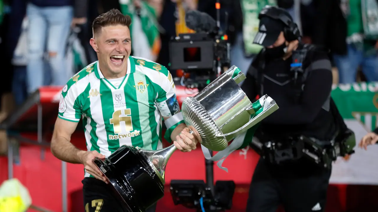 El capit&aacute;n del Real Betis Joaqu&iacute;n S&aacute;nchez corre con el trofeo de la Copa del Rey. / Jose Manuel Vidal