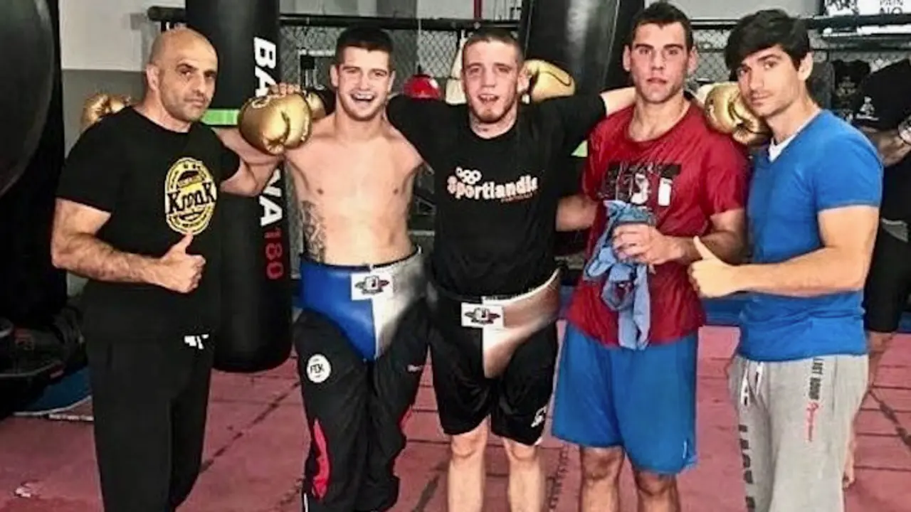 Kerman junto a &lsquo;El Ni&ntilde;o&rsquo; y Jon Miguez con sus entrenadores de entonces, V&iacute;ctor Iglesias y Txutxi del Valle. / AC