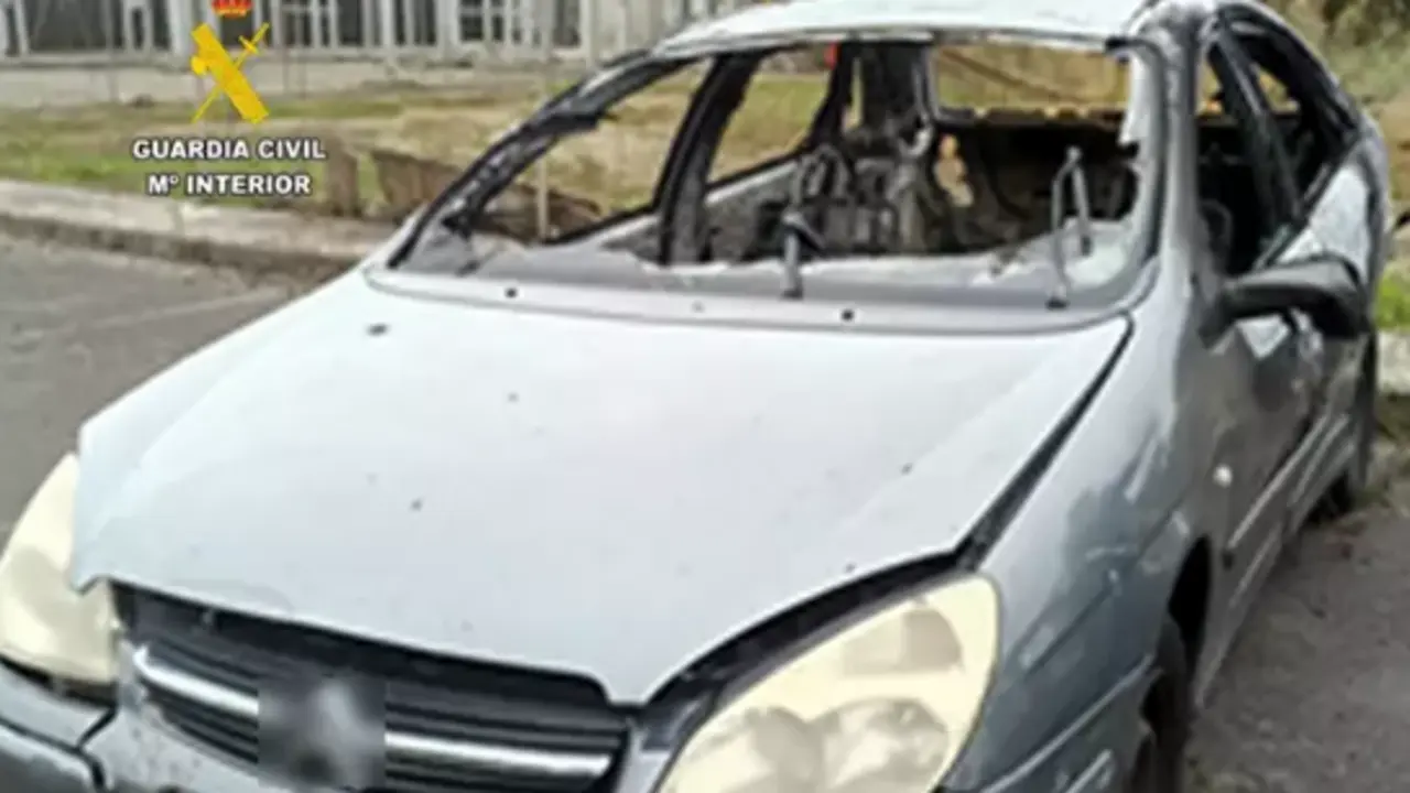 Uno de los coches quemados. / GC