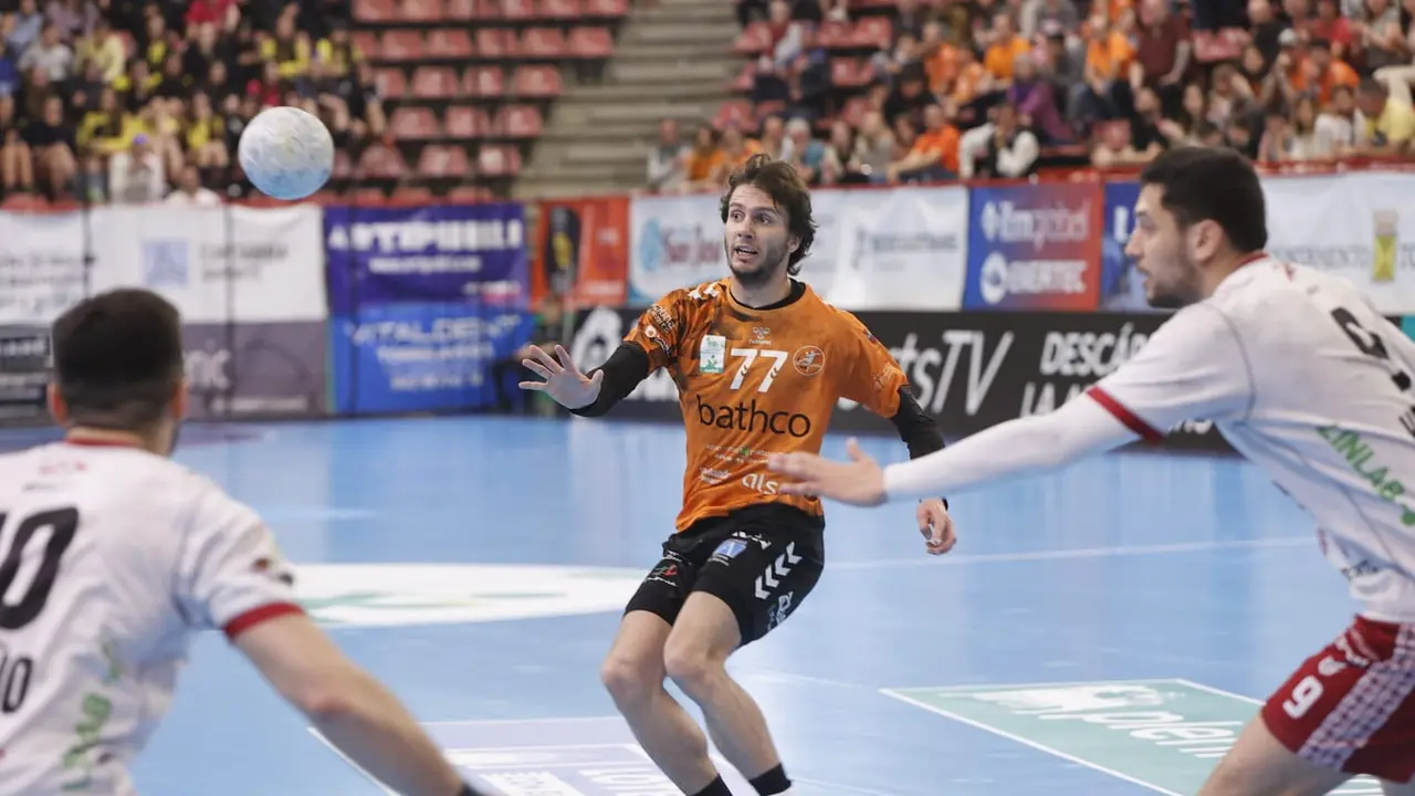 El jugador del BM Torrelavega Nicolai Colunga. / BMT