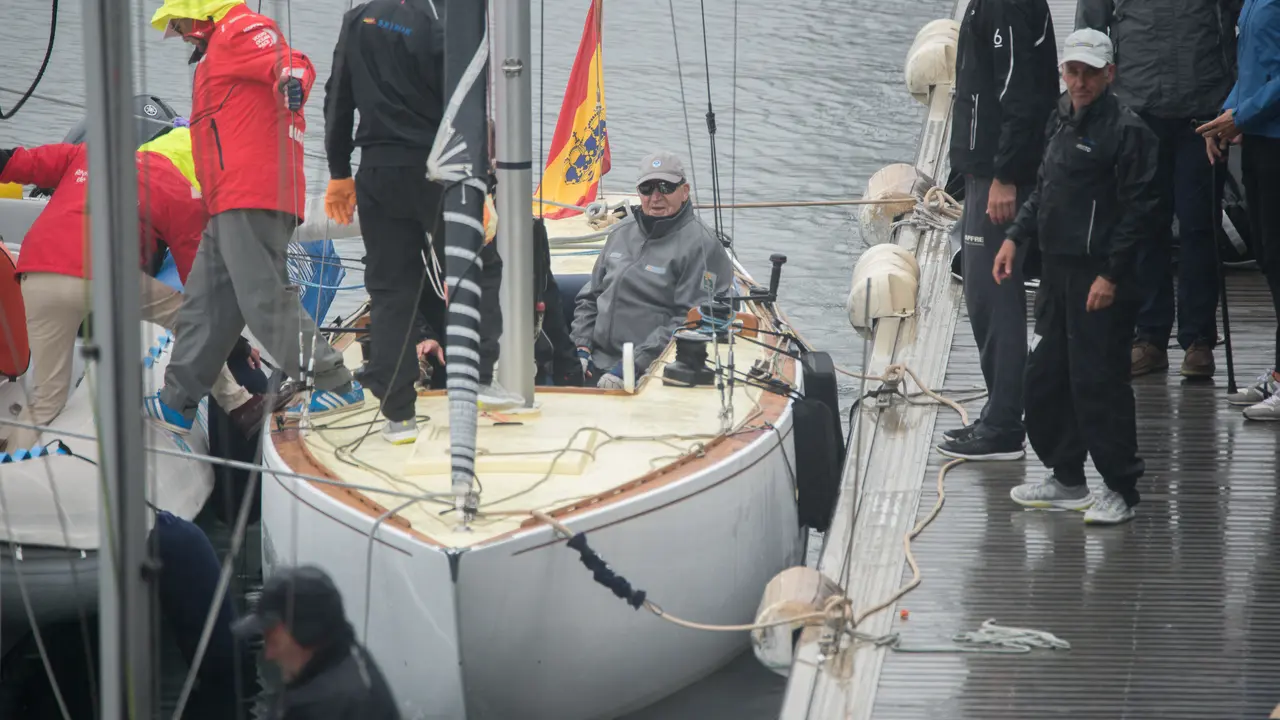 El Rey Juan Carlos a su llegada a puerto tras su embarco en el 'El Brib&oacute;n'. / Gustavo de la Paz
