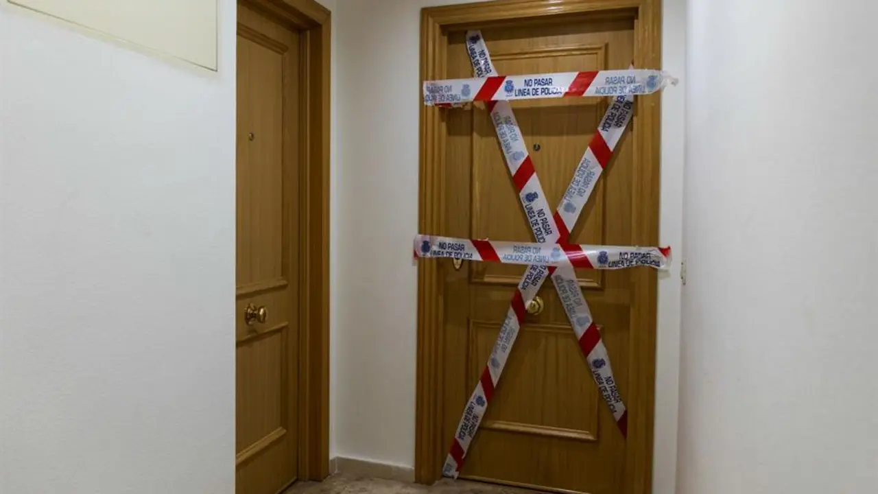 Una mujer de 42 a&ntilde;os ha fallecido este s&aacute;bado en M&aacute;laga tras caer desde la sexta planta de un edificio, un suceso que investiga la Polic&iacute;a Nacional, que ha detenido al hombre con el que se encontraba en la vivienda por su presunta implicaci&oacute;n en los hechos. EFE/ &Aacute;lvaro Cabrera