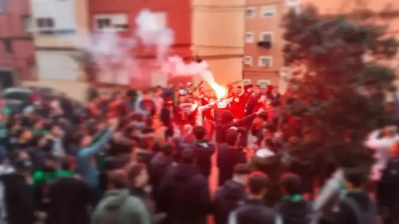 La afici&oacute;n racinguista por las calles de Santander en uno de sus encuentros. / L.V.