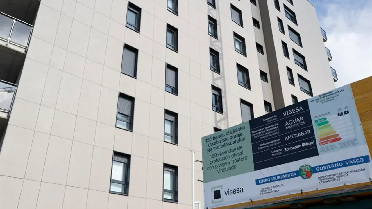 Un cartel anuncia la construcci&oacute;n de viviendas sociales en Bilbao. Luis Tejido
