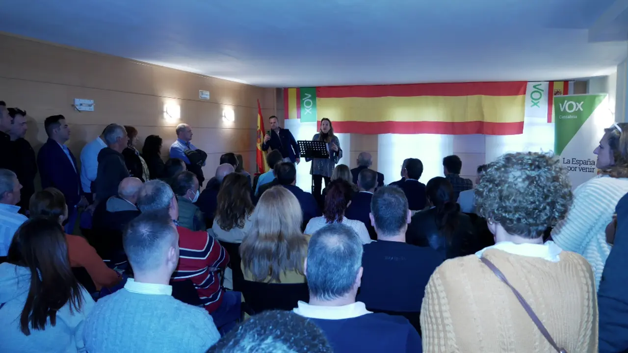 La candidata a la presidencia del Gobierno, Leticia D&iacute;az, durante el acto en Sar&oacute;n. / ALERTA