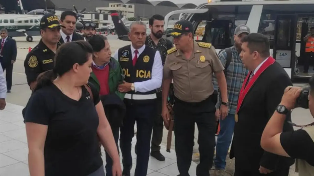 La llegada del expresidente peruano Alejandro Toledo (c-i) tras ser extraditado de Estados Unidos, en Lima (Per&uacute;). EFE / Polic&iacute;a Nacional de Per&uacute;