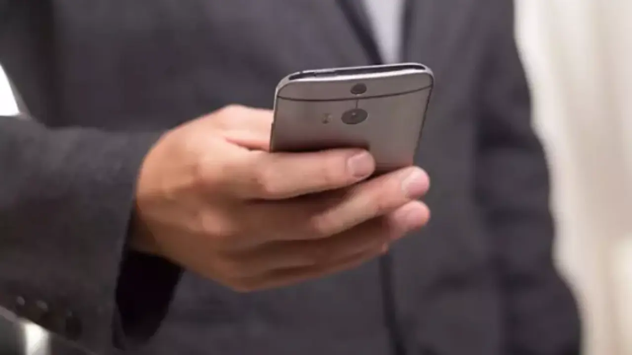 Un usuario maneja su tel&eacute;fono m&oacute;vil. / JUNTA