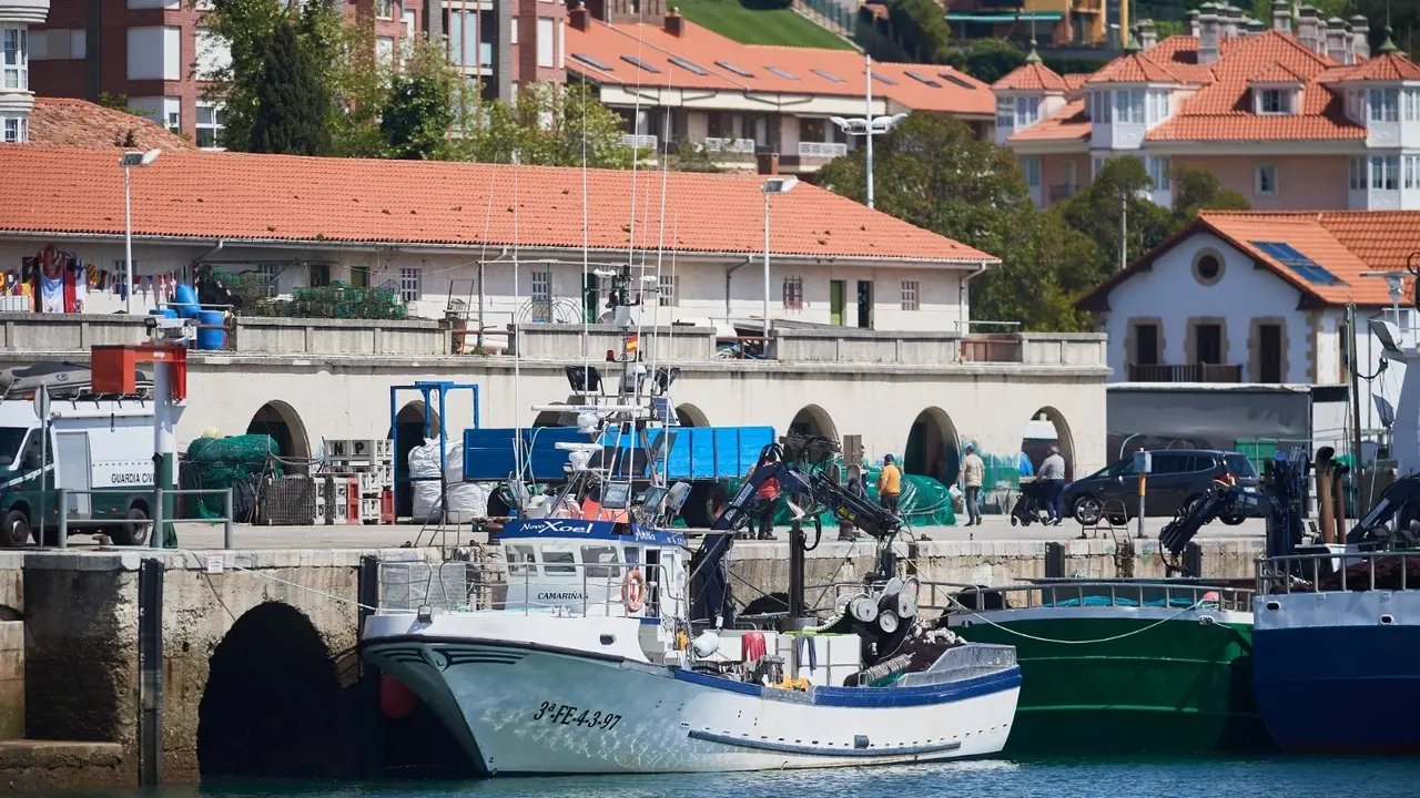 El pesquero 'Novo Xoel' atracado en el puerto de San Vicente de la Barquera tras proeducirse la ca&iacute;a del marinero desaparecido. / C&Eacute;SAR ORTIZ