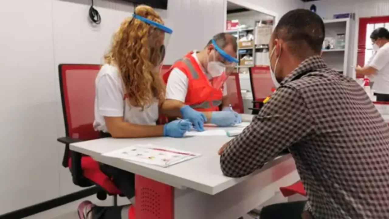 Miembros de la Cruz Roja atendiendo a una persona. / AEE
