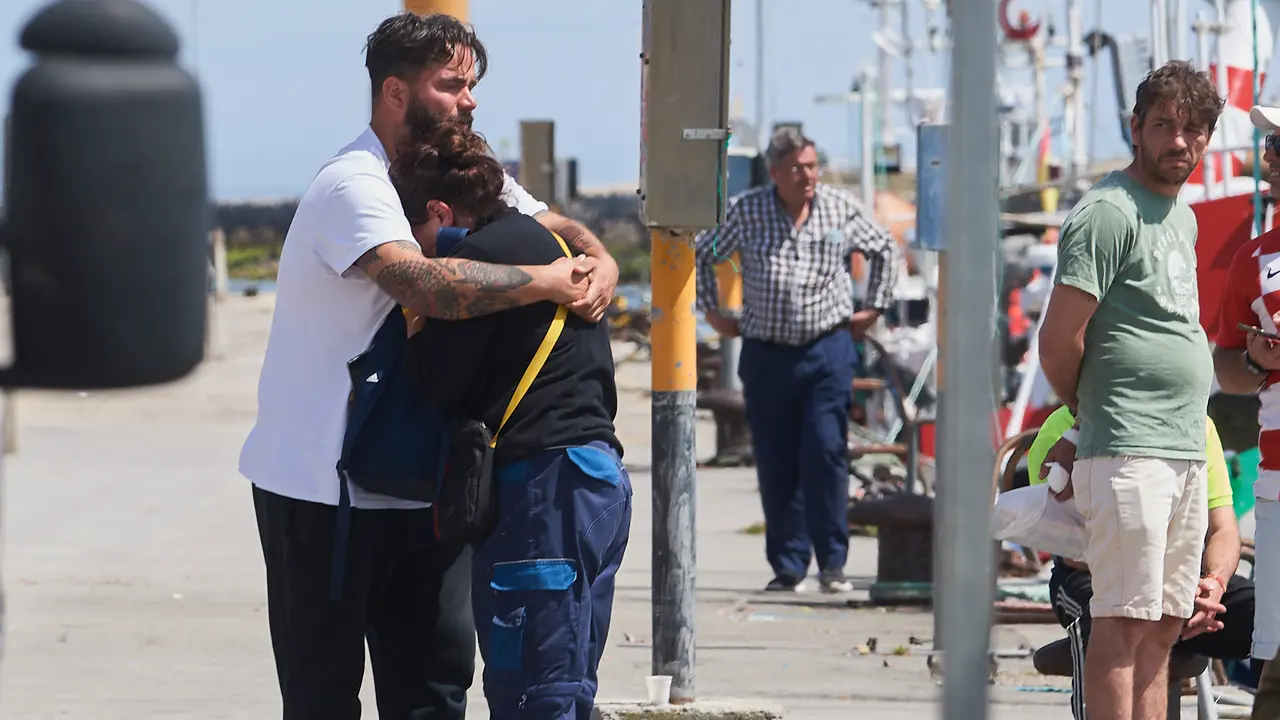 Dos familiares del pescador desaparecido tras caer al mar. / Alerta