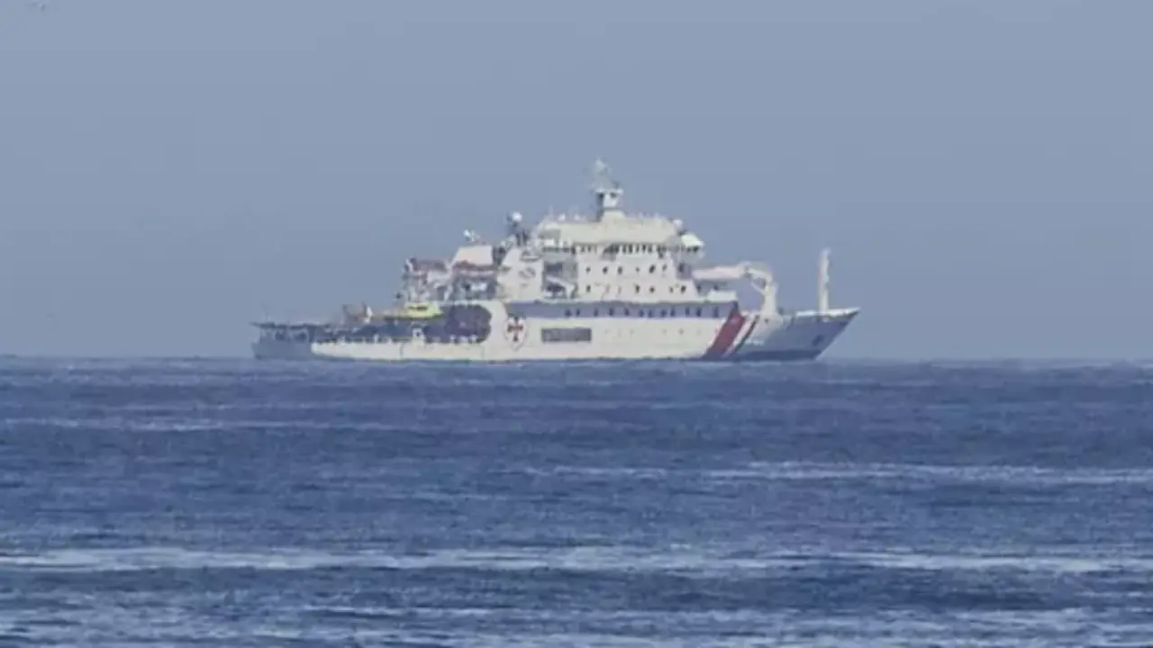 Un barco participa en el dispositivo de b&uacute;squeda del pescador desaparecido. /  C&eacute;sar Ortiz
