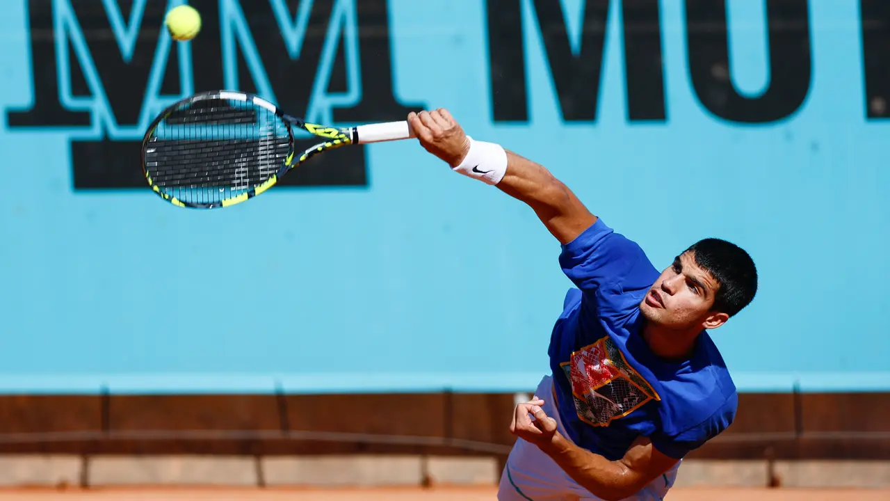 El tenista espa&ntilde;ol Carlos Alcaraz durante un entrenamiento en la Caja M&aacute;gica en Madrid, en el marco del Masters 1000 de Madrid. / Rodrigo Jim&eacute;nez