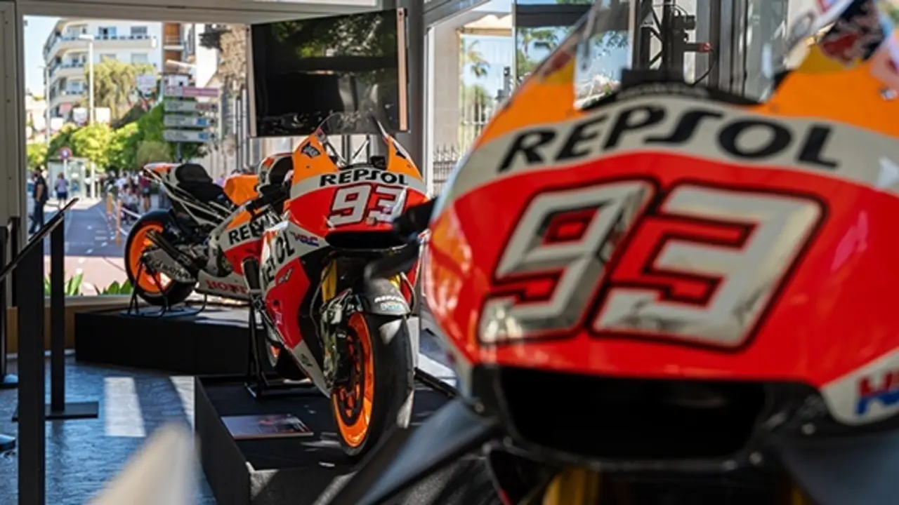 EuropaPress_5150771_detalle_motos_marc_marquez_expuestas_set_garage_93_jerez_frontera_cadiz