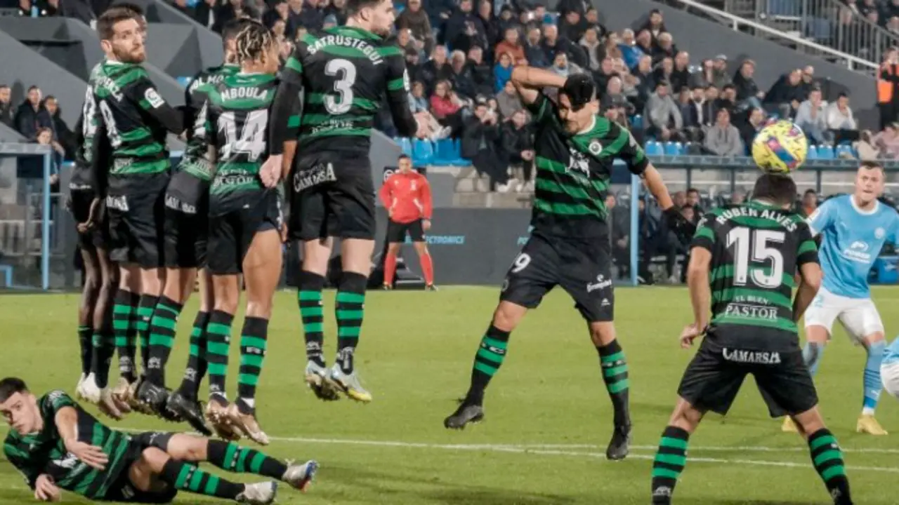 Instant&aacute;nea del partido de ida entre el Ibiza y el Racing. / LALIGA