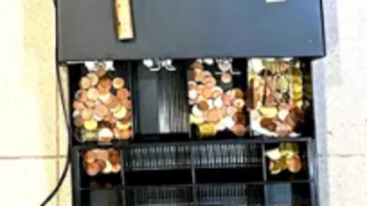 Caja registradora robada de una librer&iacute;a y herramientas usadas para romper el cristal. / CNP