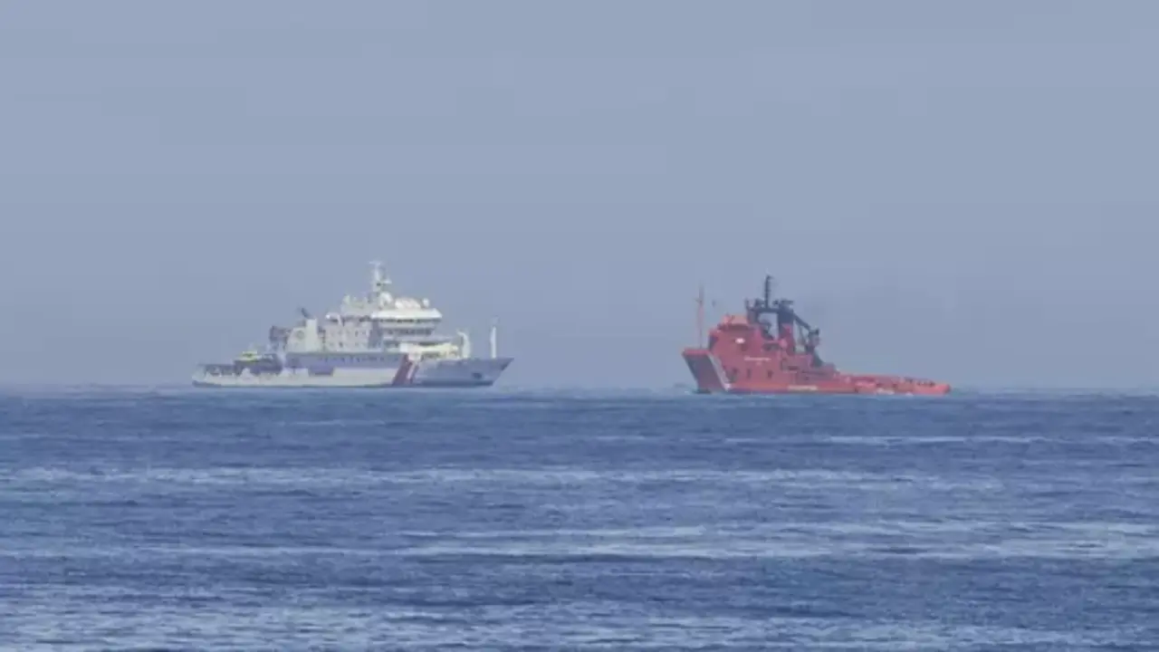 B&uacute;squeda del tripulante del pesquero gallego 'Novo Xoel' desaparecido el martes tras caer al agua cuando faenaba a cinco millas al norte de San Vicente de la Barquera. / C&eacute;sar Ortiz