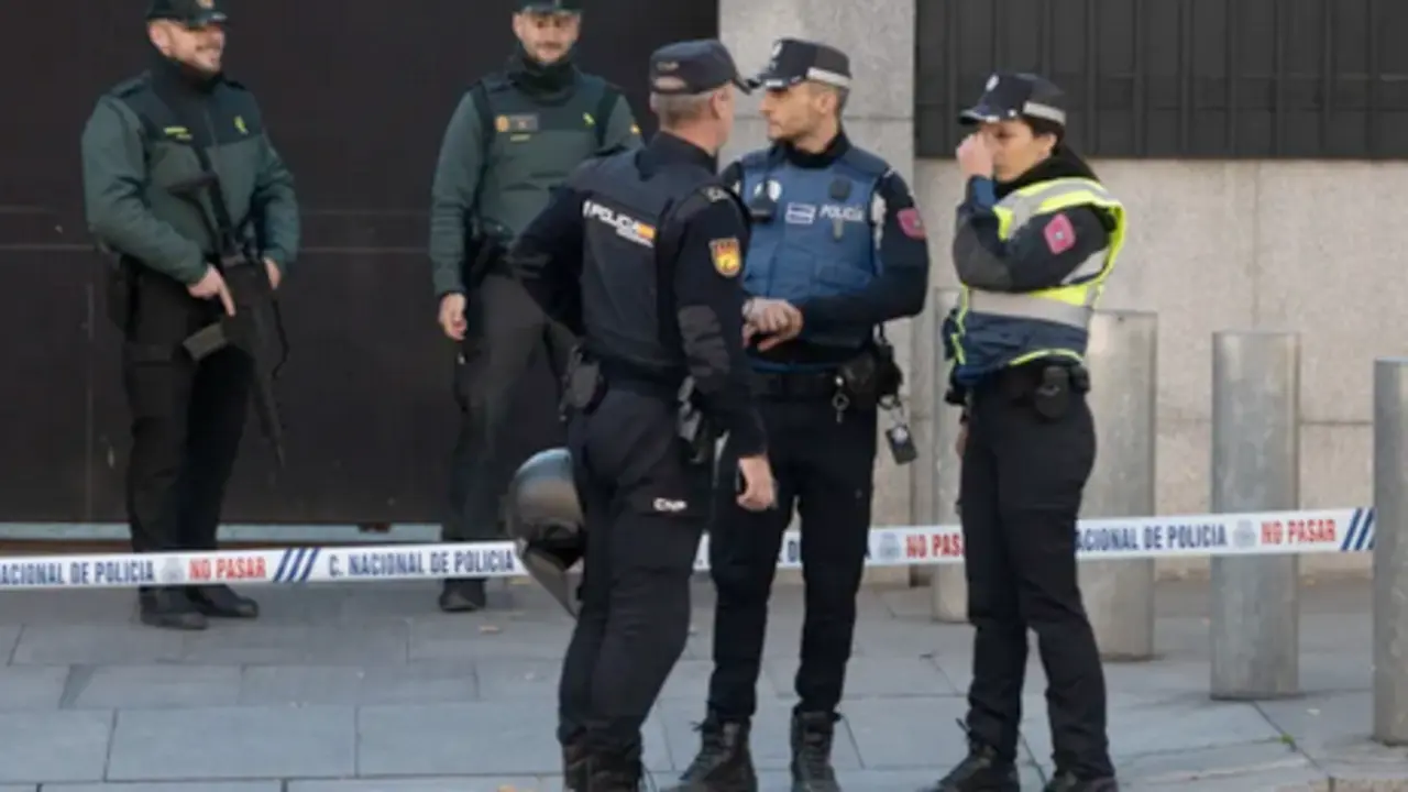 Agentes de la Guardia Civil y la Polic&iacute;a Nacional en la embajada de EEUU en Madrid, tras recibir un sobre con explosivos dirigido a la embajadora. / Fernando Villar
