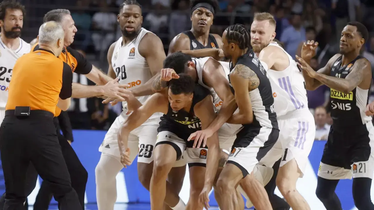 Pelea entre los jugadores del Real Madrid y Partizan de Belgrado en los playoff de la Euroliga disputado en el WiZkink. / EFE