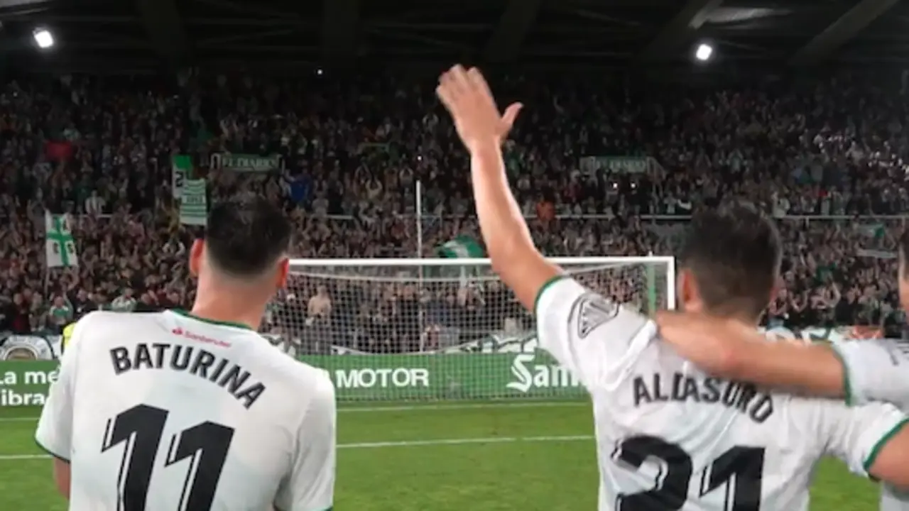 Los jugadores del Racing tras la victoria celebrando con la afici&oacute;n c&aacute;ntabra. / RRC