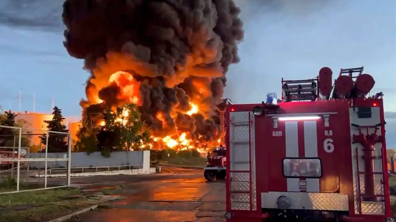 Los dep&oacute;sitos de combustible incendiados tras el ataque con drones. / EFE / SEVASTOPOL GOVERNOR